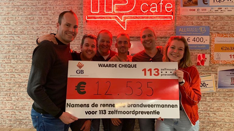 Brandweermannen overhandigen cheque van €12.535 voor 113