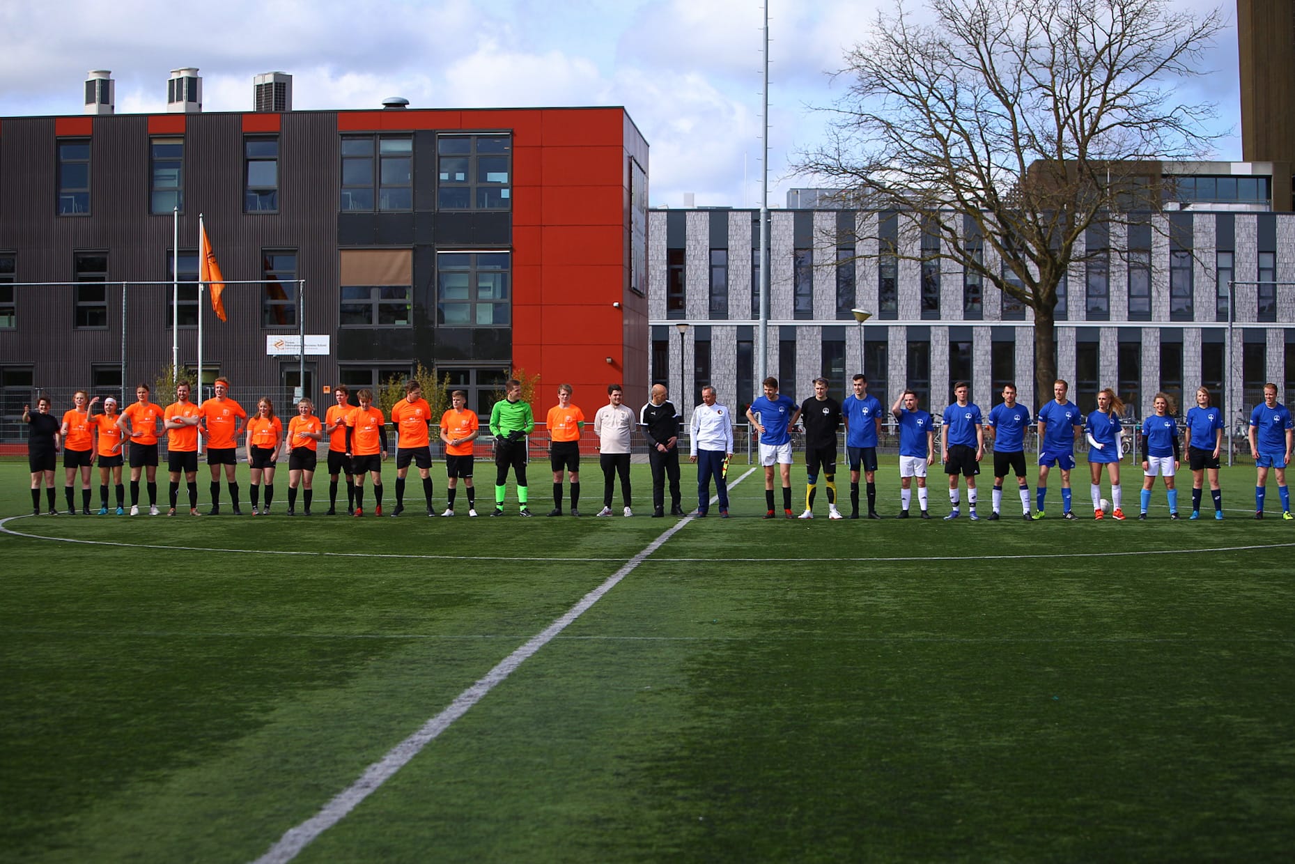 Benefietvoetbalwedstrijd voor 113 door studenten van HSV en Lijst STERK