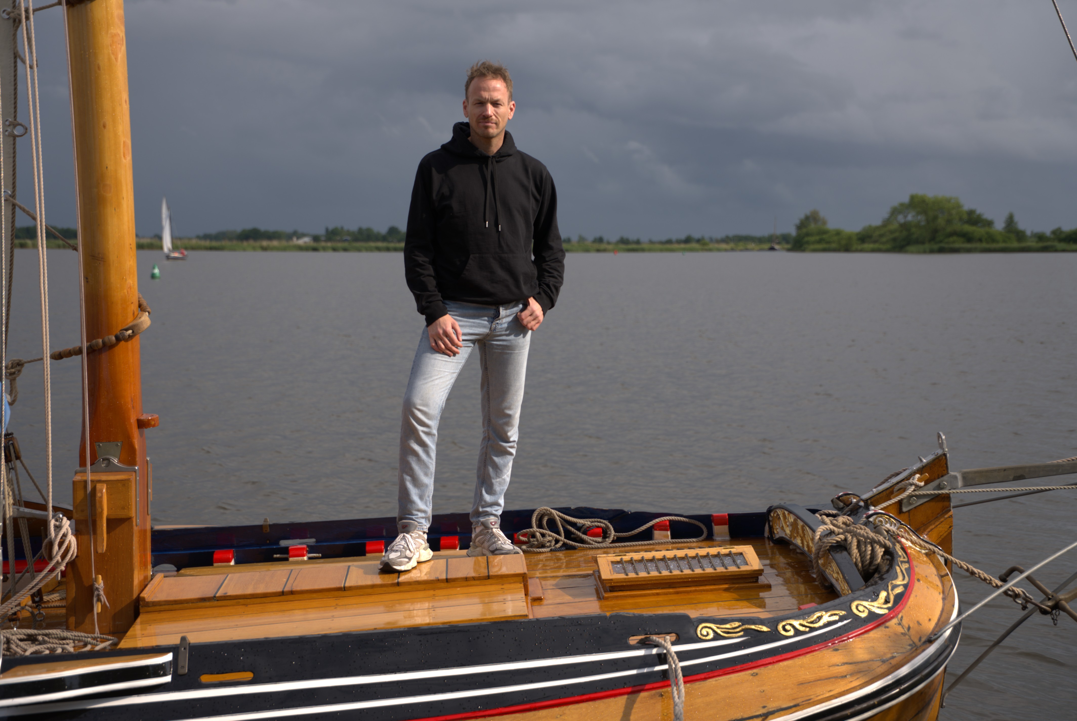 man op zeilboot