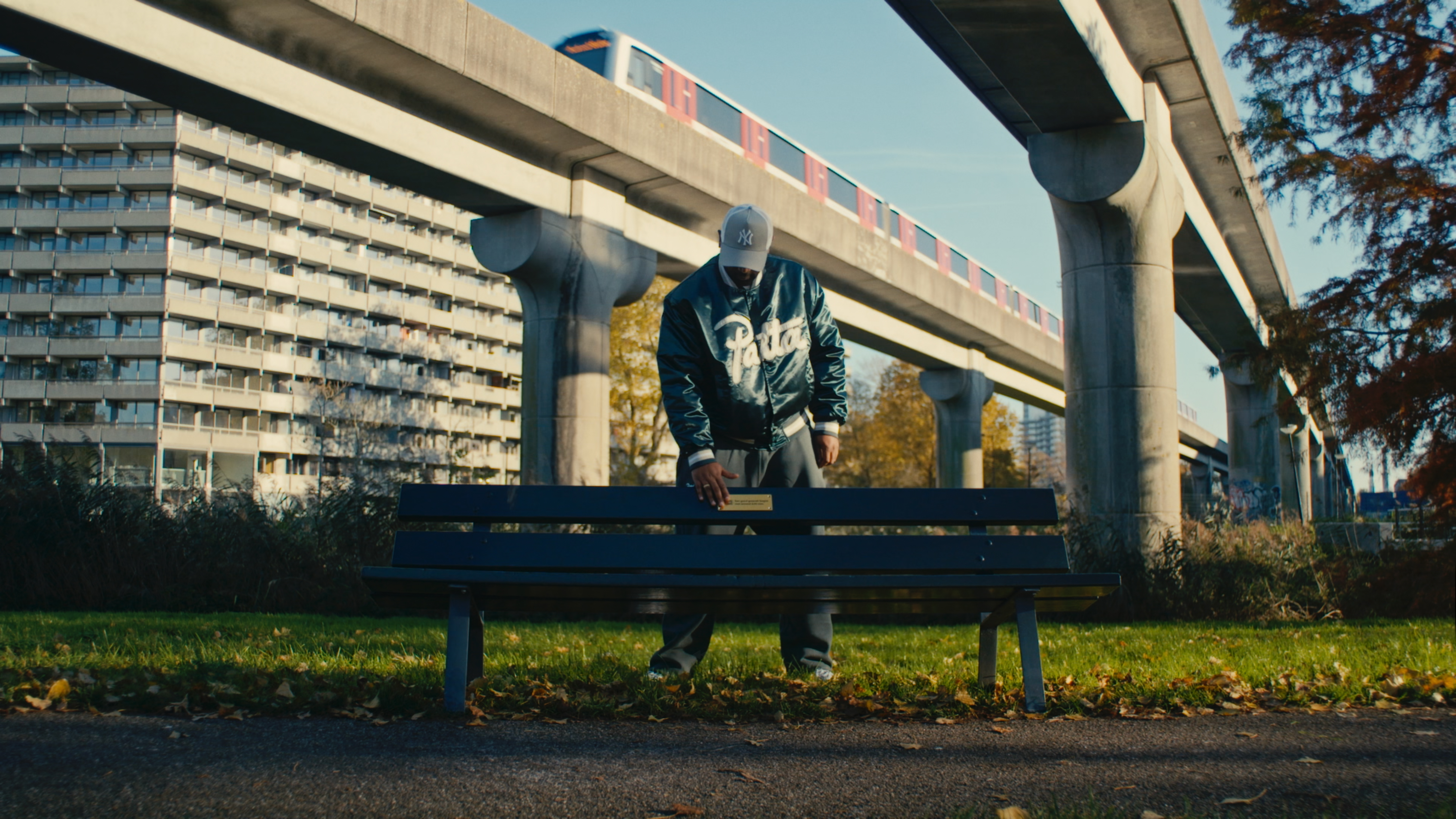 Krulle bij een bankje in Amsterdam Zuidoost voor de 1K Z1E J3-campagne