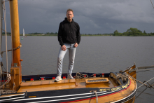 man op zeilboot