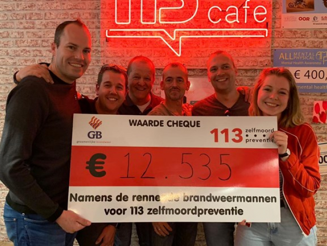 Brandweermannen overhandigen cheque van €12.535 voor 113