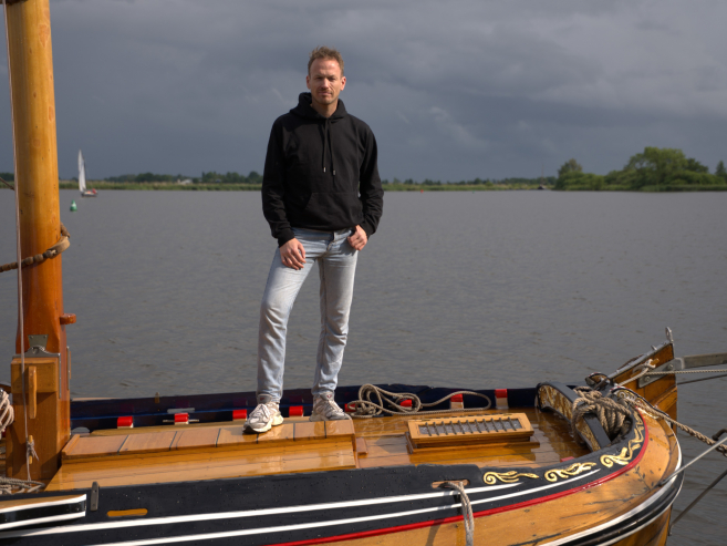 man op zeilboot