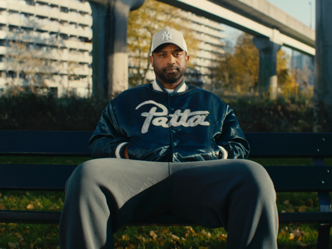 Rapper Krulle op een 1K Z1E J3 bankje in de Bijlmer